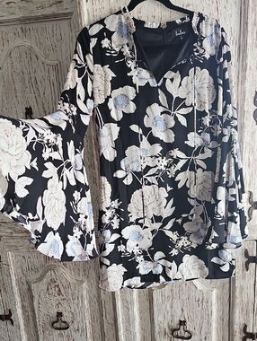 NWT Lulu's Black Floral Bell Sleeve Blouse